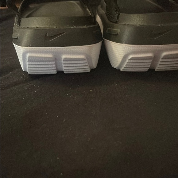 Nike Black Sporty Sandals with Velcro Closure - Picture 4 of 4